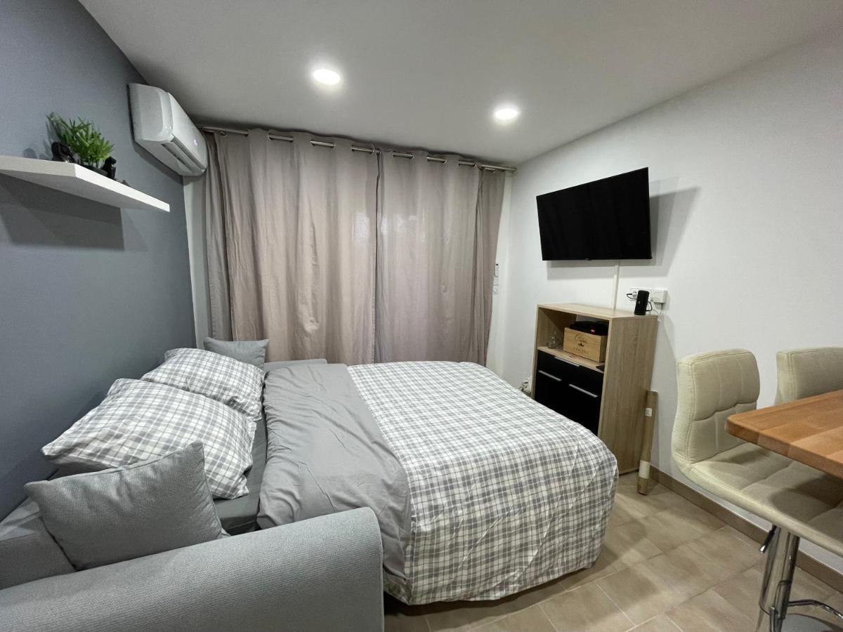 2 Pieces Climatise-wifi / 4 Voyageurs / Boxe Prive / 2 Piscines / 2 Tennis / Petanque / Pingpong Antibes